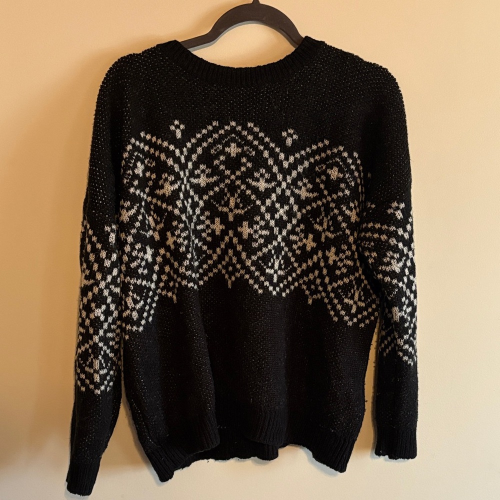 Forever 21 Black and White Geometric Sweater